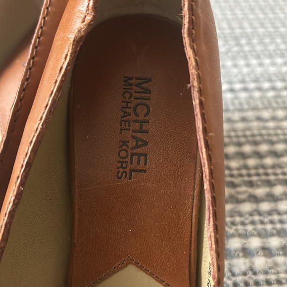 🆕 Michael Kors Leather Heel with Gold Buckle Toe - Picture 4 of 14